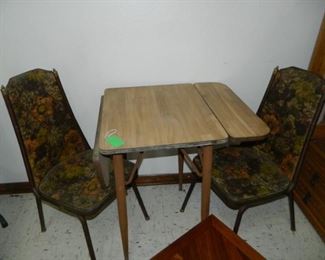 Small dinette set for 2 w/drop leaf sides