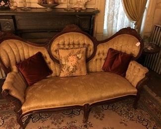 Beautiful Victorian gold fabric settee. Also several gorgeous pillows 