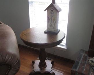 OAK ROUND TABLE