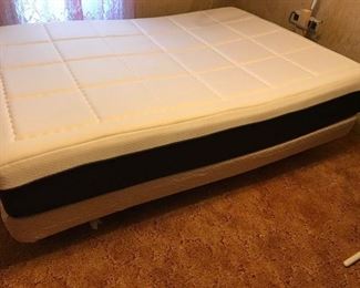 Craftmatic Queen size bed (LIKE NEW)