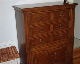 Chest of drawers to Thomasville bedroom suite.