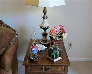 HENREDON TABLE WITH STIFFEL LAMP