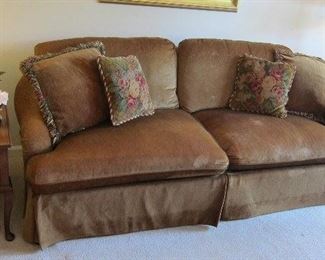 NICE MICROFIBER TRADITIONAL SOFA