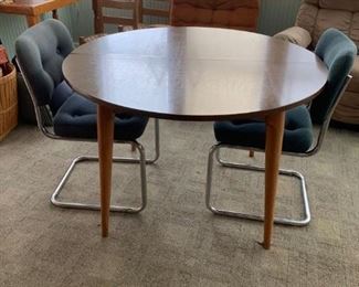 #44	round dining table w 2 chairs 44 round 	 $65.00 
