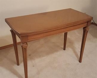 Wally Wabash Dining room table + 3 leaves