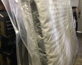 Brand new sealy 12in king size mattress never used $350