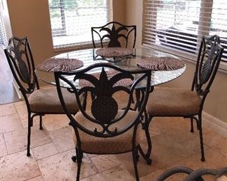 VERY NICE KITCHEN TABLE WITH 4 PINE APPLE BACK CHAIRS 