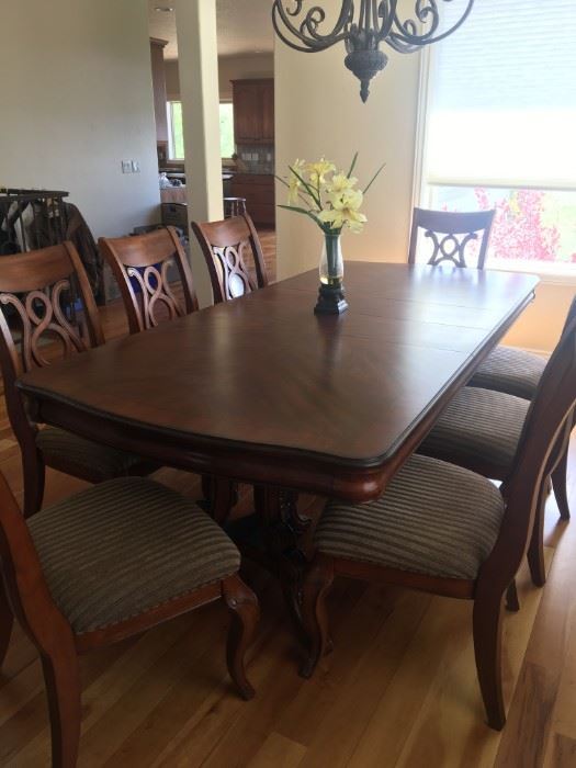 Beautiful Formal dining room table!! Not one scratch or mark on this table!!