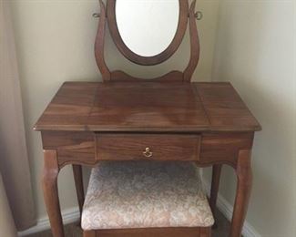 This is the perfect size vanity set!!