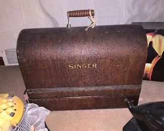 Vintage Singer elec. sewing machine 