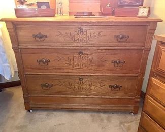 Vintage 3 drewer dresser 