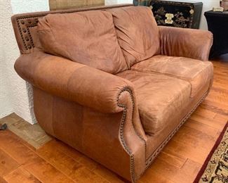 US Premium Leather Rustic Nailhead Sofa/Loveseat	36x67x44in	HxWxD
