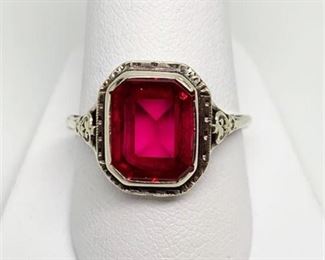 Lot 002 
Antique Ruby Ring