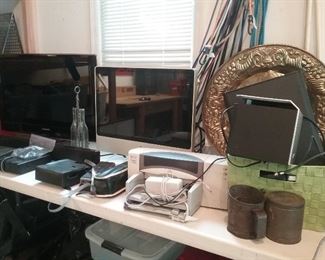 APPLE PC, SAMSUNG FLAT SCREEN, SOUND BAR