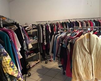HELLO DESIGNER CLOTHES   whole rack of chico's  tops-pants-zenergy- black label -   have chicos  jewelry too  - 