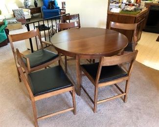 Dining table w/ 2 leaves and chairs x 6 (inc. 2 capatain chairs)