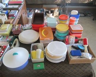 Many pieces of Tupperware
