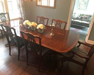 Vintage Queen Anne dining table & chairs 