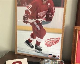 HOCKEY PRINT - Steve Yzerman and Gordie Howe book, and trading cards 