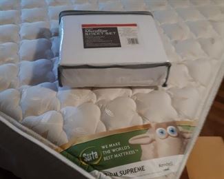 2 queen mattress sets in excellent condition