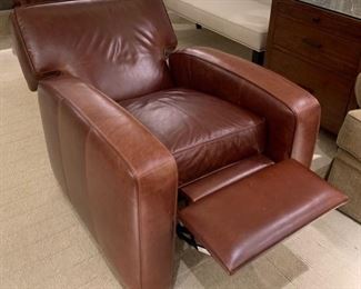 27. LEATHER CLUB RECLINER CHAIR (33" x 35" x 36")