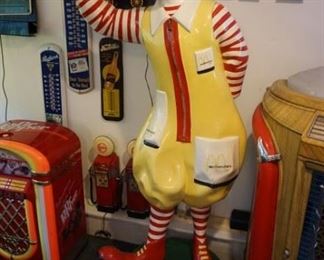 Vintage 1970 McDonalds Waving Ronald McDonald Statue
