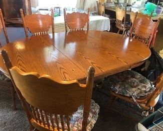 Very nice solid oak dining table and 6 chairs