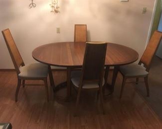 4 table chairs