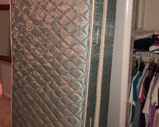 Twin Mattress & Boxspring in Like New Condition