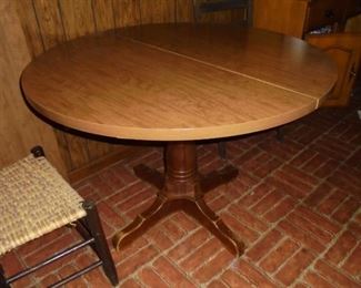 Round breakfast table w/leaf
