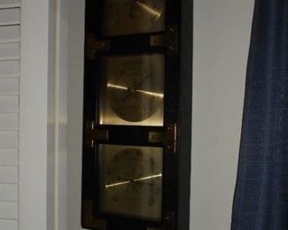 Wall mount thermometer/barometer. humidifier