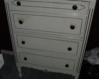 Matching chest of drawers w/4 drawers