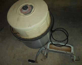 VINTAGE table top washing machine and wringer 