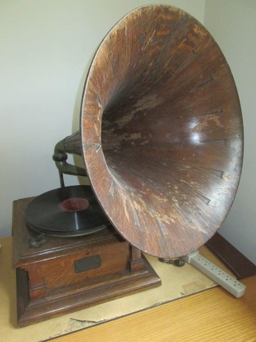 Victor Phonograph Talking Machine Style V-V 53048 with wood horn