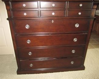 CHEST OF DRAWERS AND MATCHING QUEENSIZE BED