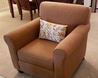 Nice Bassett Upholstered Chair