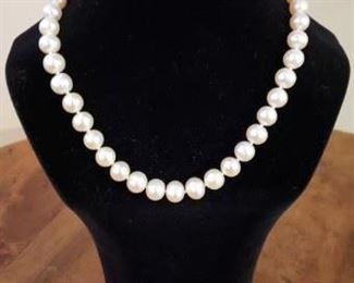 Large pearl choker length necklace 