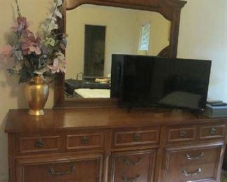 Thomasville Dresser w/mirror, like new Vizio flat screen TV
