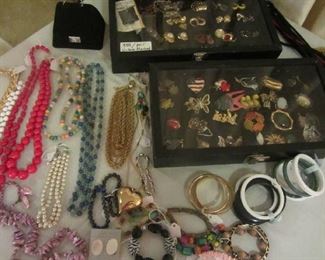 Small portion of vintage jewelry, more