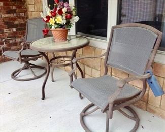 2 of the 10 Patio Swivel Chairs
