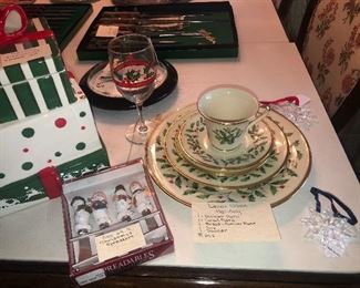 Lenox holiday china
Holiday serveware