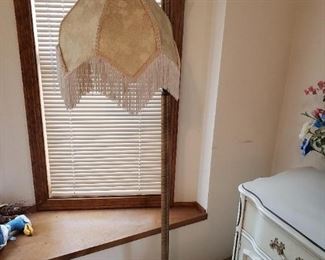 This is a excellent Vintage Lamp with detailing