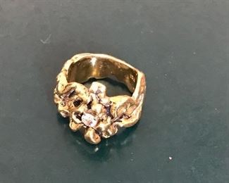 18 kt gold nugget ring with diamond. 