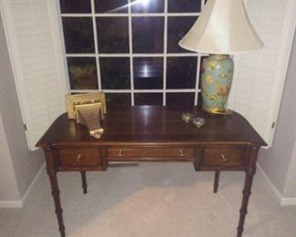 Accent desk