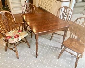 Oak 36x42” dining table w/ leaf storage underneath, 4 chairs