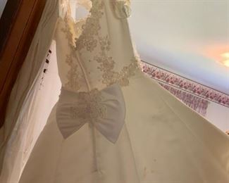 #56	Cream Color Wedding Dress w/veil  - Size Small	 $30.00 	