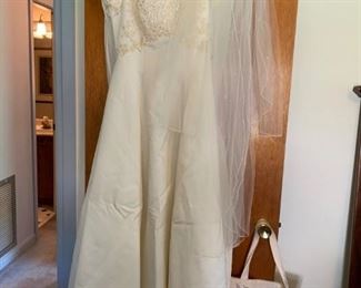 #56	Cream Color Wedding Dress w/veil  - Size Small	 $30.00 	