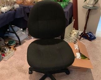 #5	black desk chair 	 $25.00 
