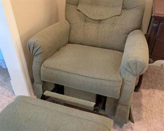 #15	lazyboy green recliner w button back 	 $75.00 

