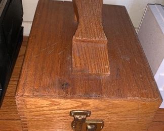 Shoe shine box